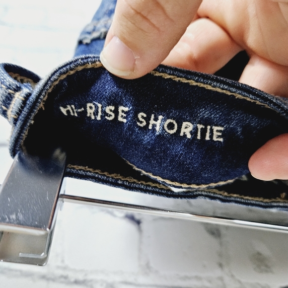 AMERICAN EAGLE | Hi-Rise shortie high waist distressed frayed denim jean shorts - Picture 4 of 6